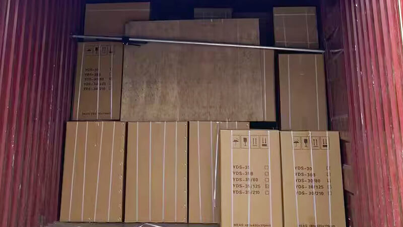 30升35升液氮罐在裝車，發(fā)貨新加坡