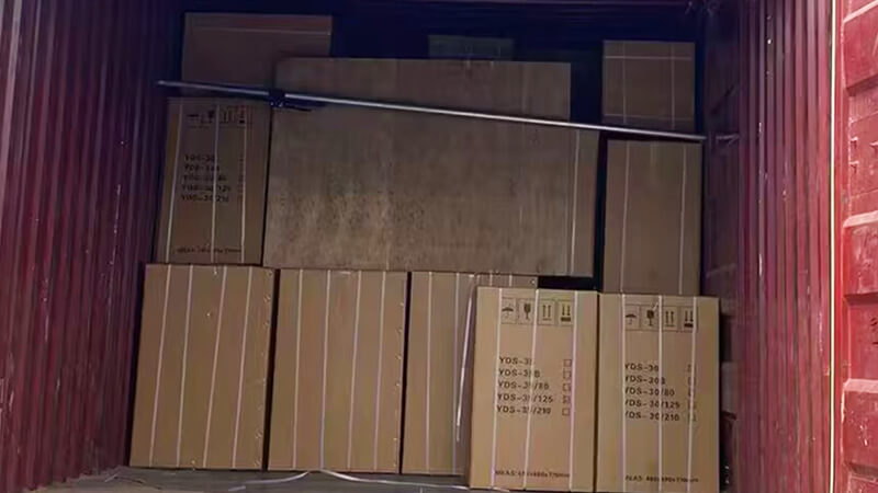 30升35升液氮罐出口裝車，發(fā)往新加坡