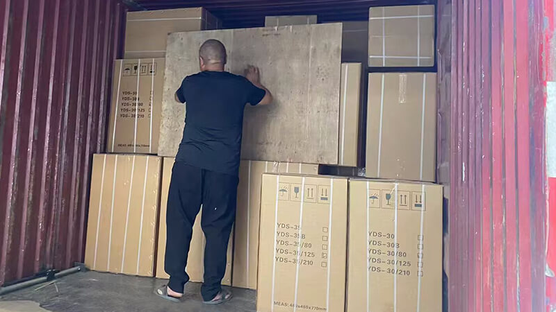 30升35升液氮罐在裝車，發(fā)往新加坡